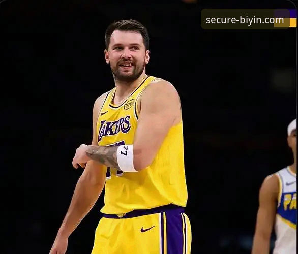 东契奇43分狂飙与步行者末节反扑：流畅观赛体验与信息滞后平台的对比